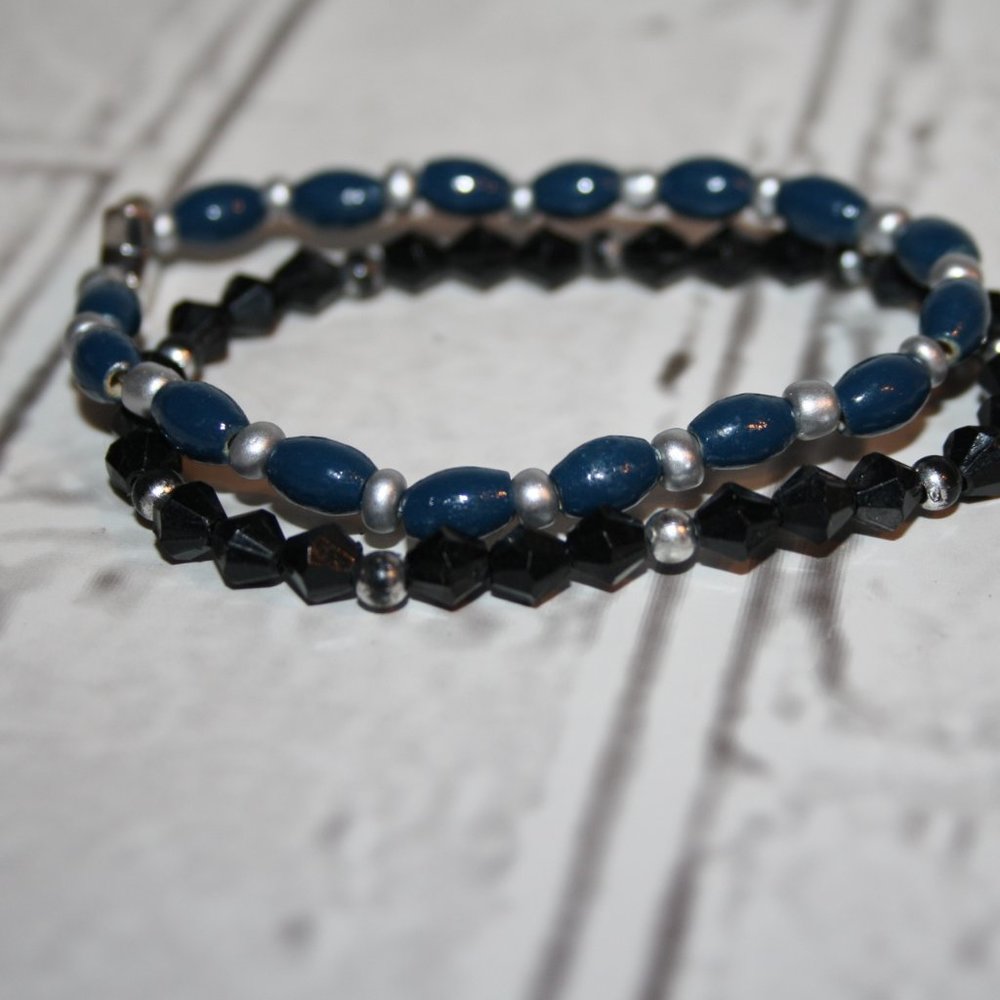 Beautiful silver, blue and black beaded bracelet 7"